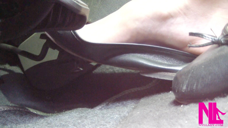 Nyllady: in zwarte flats op blote voeten