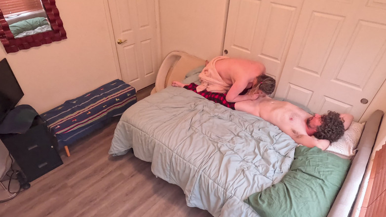 Erin Electra: Hermanastra Comparte Una Cama Y Te Quiere Dentro De Ella