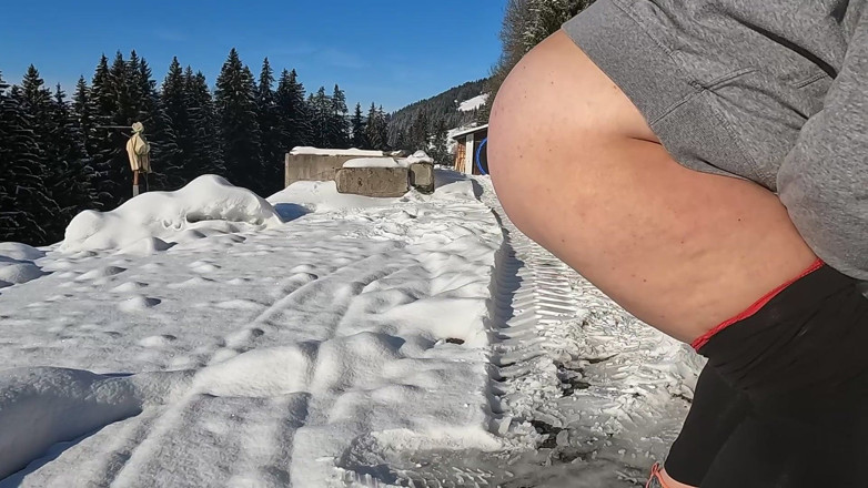 SimplySophie: Pisse lourde en public