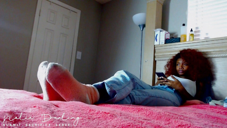 Kneel to Nolia: Une chaussette floue ignore