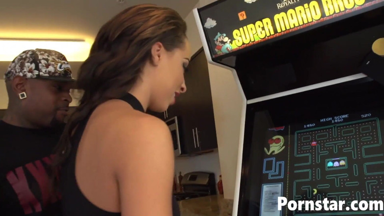 Pornstars: Ragazza carina Teanna Thump con culo rotondo viene scopata