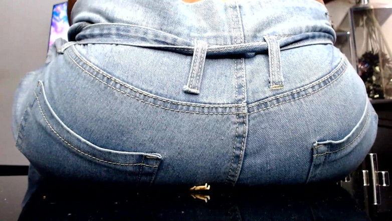 Maeling: Il piccolo uomo è stato rovinato in jeans culo con culo...
