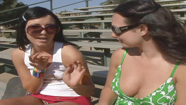 Naughty Girls: Lesbisches schätzchen wird von einem geilen küken mit einem strap-on...