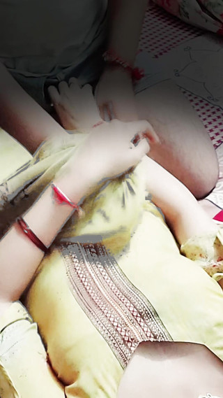 Roobi sharma: Une desi sexy se fait surprendre par son copain devant...