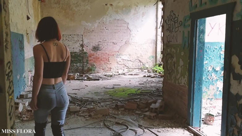 Miss Flora: Boots, Jeans &amp; Crushing Tease in an Abandoned Building(廃墟の建物でのブーツ、ジーンズ、クラッシュティーズ)