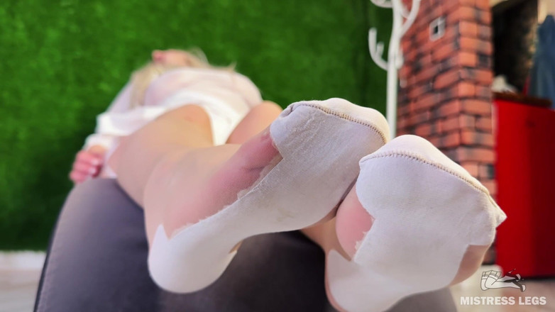 Mistress Legs: Des bas blancs taquinent les pieds et mon cul en...