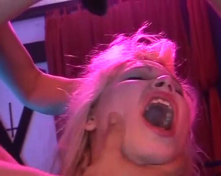 Deutsche XXX Filme: Caliente rubia alemana come semen después de un duro trío...