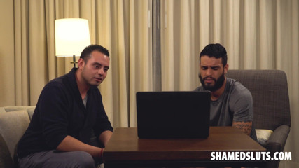 Shamed Sluts: Salopes honteuse - Ashley Adams - une femme trophée infidèle exposée