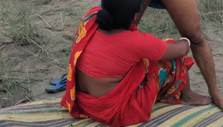 Sabina244: Dinajpuri Bestes desi bengalisches Boudi in rotem Sari im Freien...