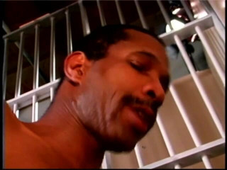 First Black Sexperience: 魅力的な幅は、刑務所で本当に巨大な黒ディックを吸うとファック