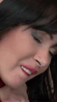 Con un gran deseo de orgasmo, la morena sexy ama la doble penetración en el culo y el coño