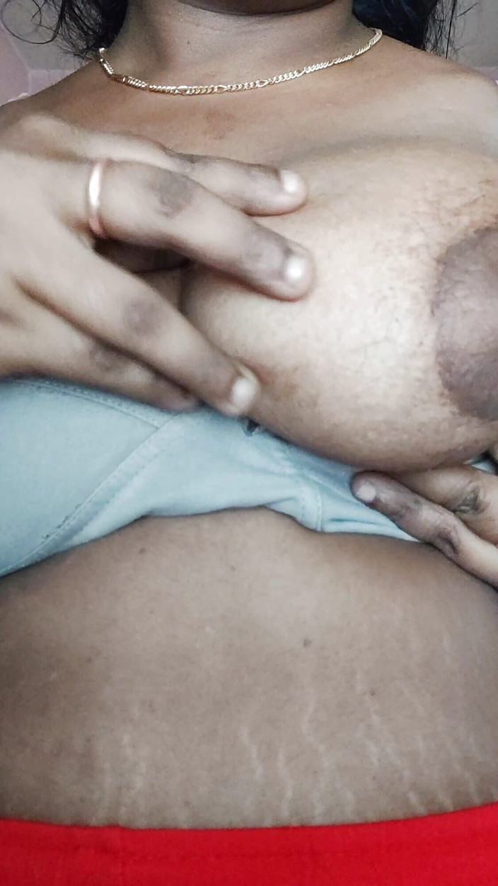 Realmallucouplevlog: Mallu Tamil fru stora bröst visar och fingrar själv till...