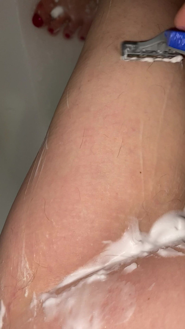 Cuteblonde666: Rasage de jambes poilues en gros plan
