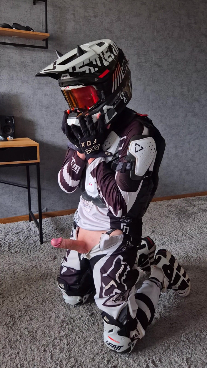 Sneakersmax98: Azgın motocrosser motorcu kendini kenara itiyor, kendine yardım edemiyor, 2 kez...