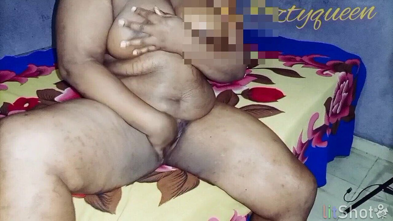 Nasty queen: Naztyqueen демонструє своє солодке тіло і потирає свою велику дупу, торкаючись її пизди