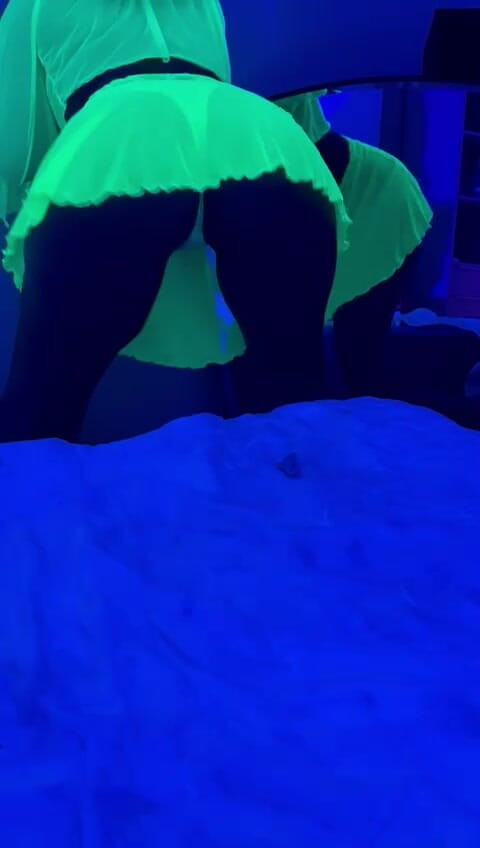 Caramela Sluty Wife: Неоновые наряды в нижнем белье, тверкает, тверкает с идеальным телом, попка, задница девушки