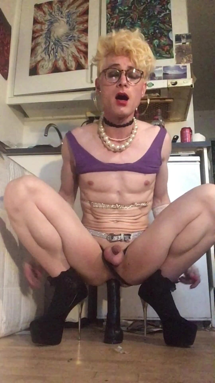 Sissy Cindy Slut: Jes, salope blanche et blonde mince, s’exhibe