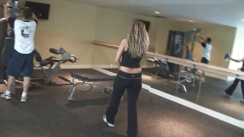Xtime Network: Heiße blonde MILF lutscht den schwanz ihres trainers