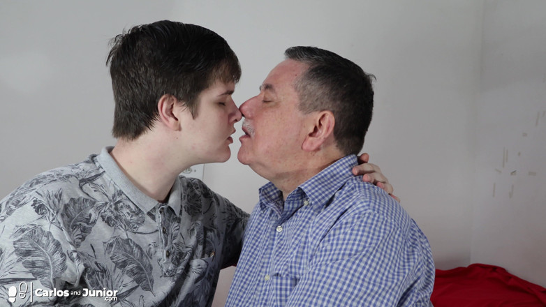 Carlos And Junior: Pappa och hans pojke kysser