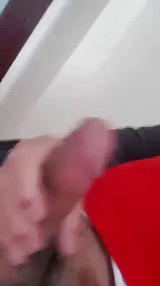 Horny Inn: Papi turco se masturba