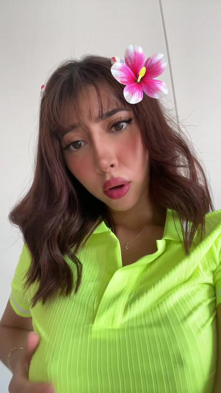 SweetGirl69: 나는 너무 뜨겁다. 내 보지를 빨아