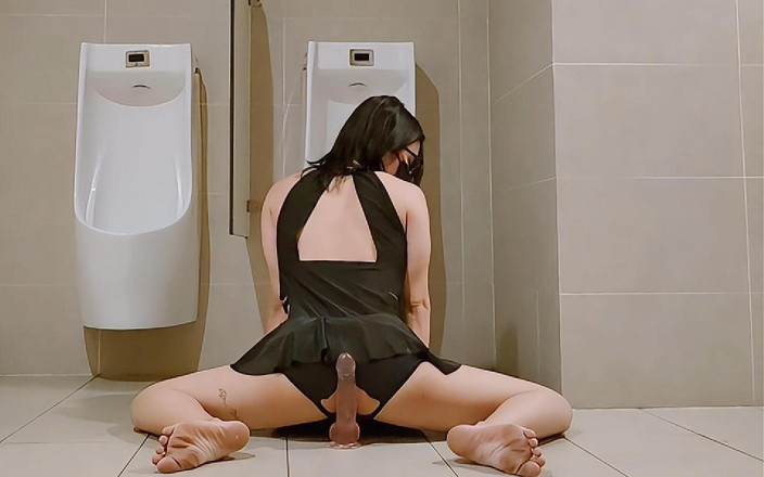 Caged sissy: Jazda Dildo w publicznej toalecie
