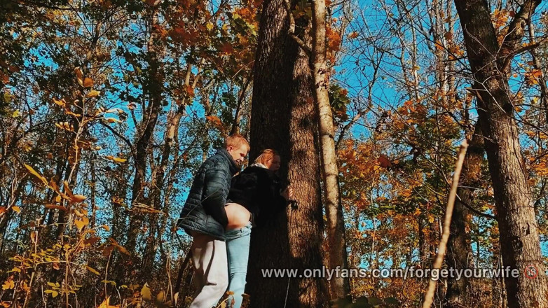 SweetAndFlow: Eine schönheit mit einem dicken arsch im wald beim gehen...