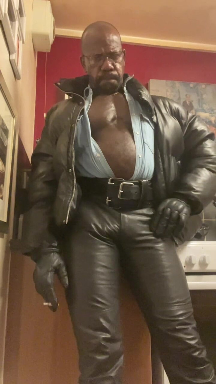 Black mature kinky muscle: Pilihan fetish ayah berotot hitam