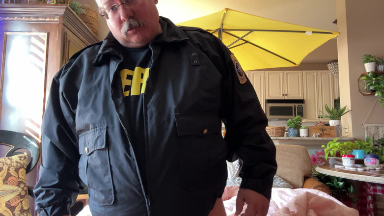 Hand-Free-Daddy-Chub: El viejo sheriff gruñón te ordena que te folles su...