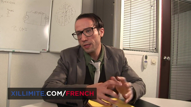 French girls at work: Učitelka dělá hodiny navíc s hezkou teenagerkou
