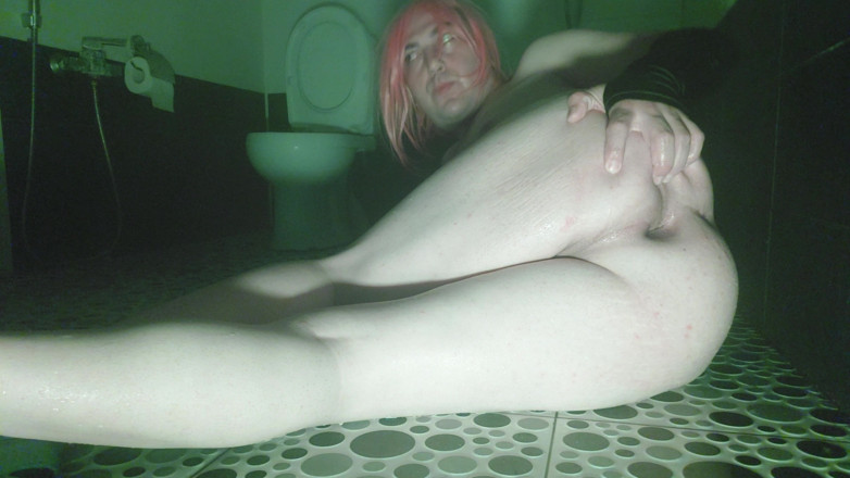 Kitty_Cross: Hübscher femboy hat bad farbenfrohe lichter, ambiente, große natürliche titten