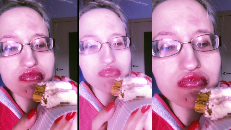 FinDom Goaldigger: Asmr makan lipstik merah dan kue mini