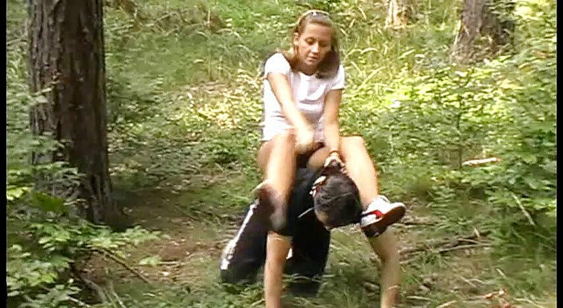 Femdom Austria: Cabalgando en el bosque