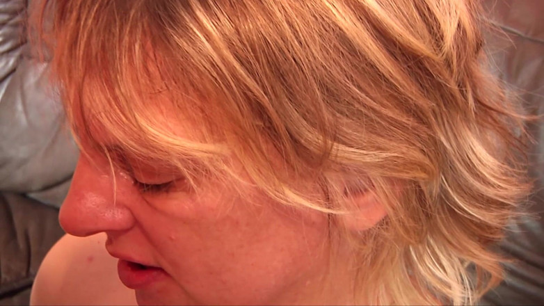 Deutsche XXX Filme: Une salope allemande coquine se fait baiser par deux mecs...