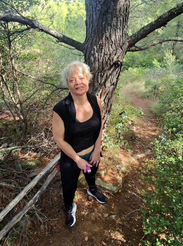 Sofy13: Buscando Un Rincón En El Bosque Para Dejarse Follar