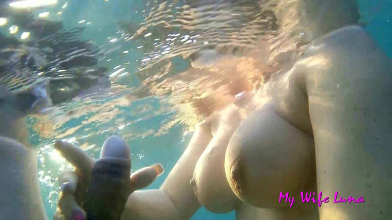 My Wife Luna: Chiavata in spiaggia