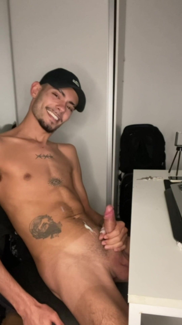 Heitor Bauman OFC: Novinho Se Masturbando Assistindo Pornô