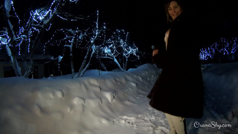 MILF Oxana: Winter naakte durf in park