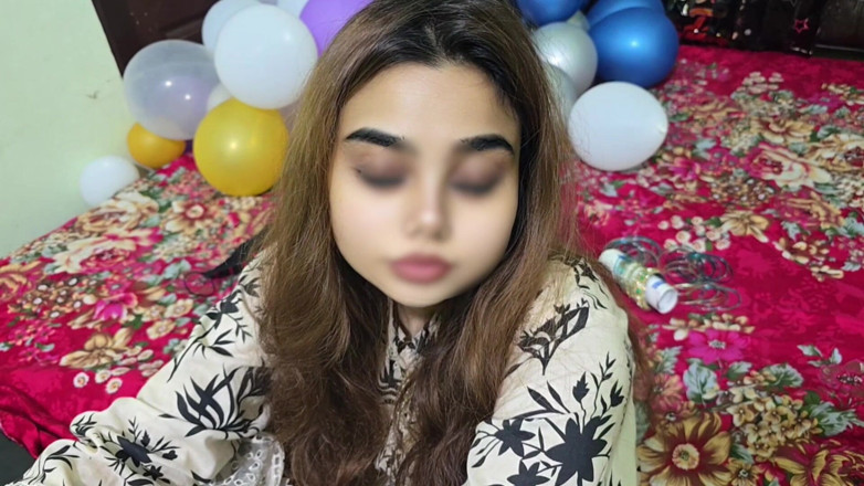 Faryal: Une Belle Pakistanaise virale s’amuse avec son copain