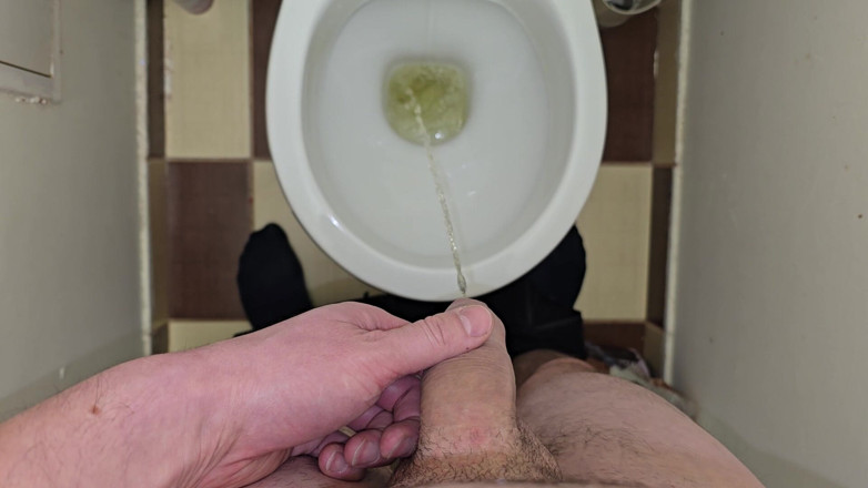 Alpha pee king: Pisse Jusqu’aux Toilettes