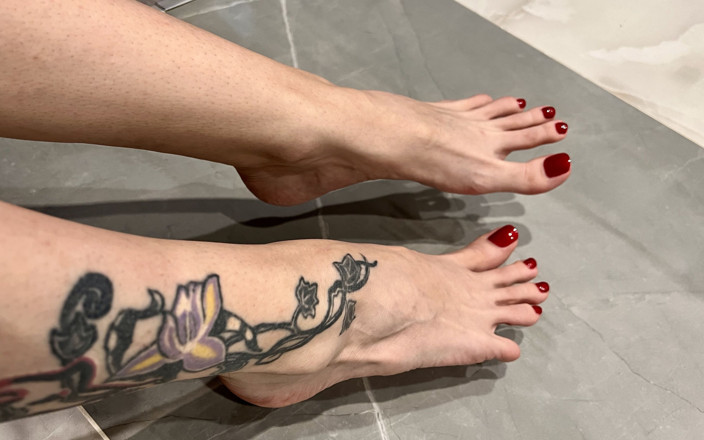 Julia domaina: Kaki telanjang dengan kaki panjang, kaki jenjang dan kaki bergeliat
