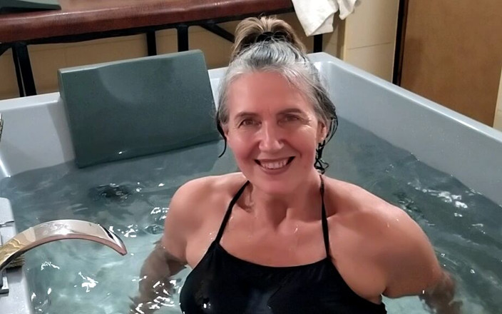 Lukerya: Relaksasi kesepian di jacuzzi