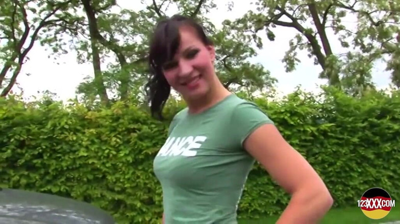 123XXX - 100% Amateurs: Geile brünette MILF genießt einen harten fick mit einem riesigen...