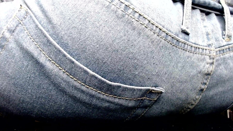 Maeling: Minúscula colônia esmagada em jeans e bunda sufocada sem saber