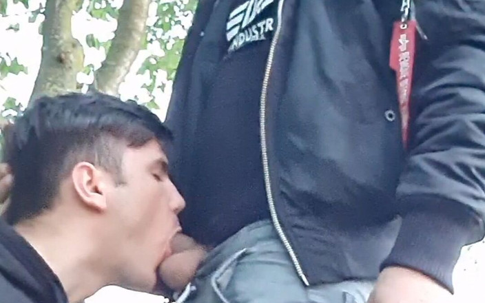 boyzxy212: Homojongens hebben risicovol plezier buitenshuis - aftrekken en klaarkomen in de...