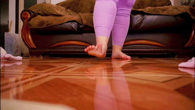 AssGives: La géante vous écrase avec ses pieds