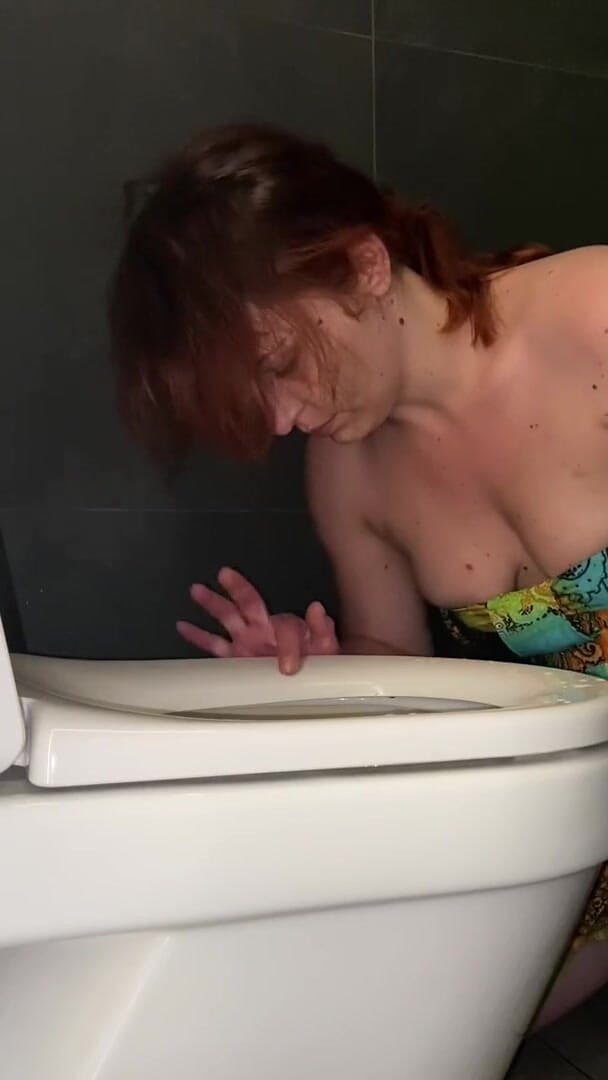 Elena917: Lins toaletele hotelului, futai cu peria de toaletă și spermă de...