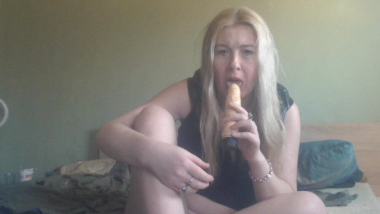 sunshinegoddes: Blondă sexy arătându-și țâțele mari și jucându-se cu un vibrator
