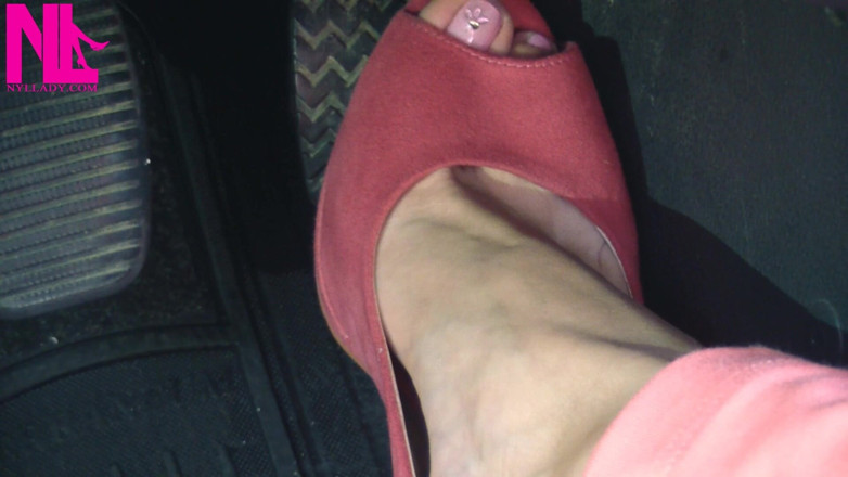 Nyllady: Conduite aux pieds nus et revving dans des sandales roses à...