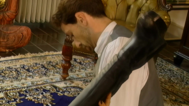 MMV EP BEST MOVIES AND CLIPS: Șeful musculos masturbează pula monstruoasă și curul cu degetele - ejaculare explozivă!